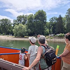 Eltern und Kinder beim Ausflug des KiEZ Gräselberg auf der Fähre „Tamara“..