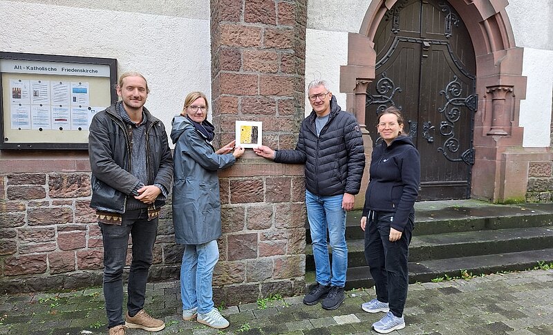 „Hausfliesenbruch“-Kunstwerk an Alt-Katholischer Friedenskirche