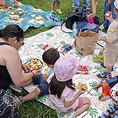 Picknickpause beim Ausflug des KiEZ mit Eltern und Kindern aus dem Gräselberg.
